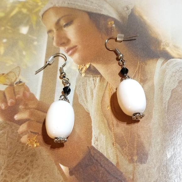 NEW Premier Designs White Ceramic and Black Crystal Dangle Earrings - Picture 3 of 6